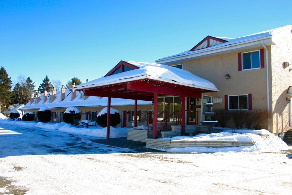 Motel Des Pentes Et Suites Saint-Sauveur Bilik gambar