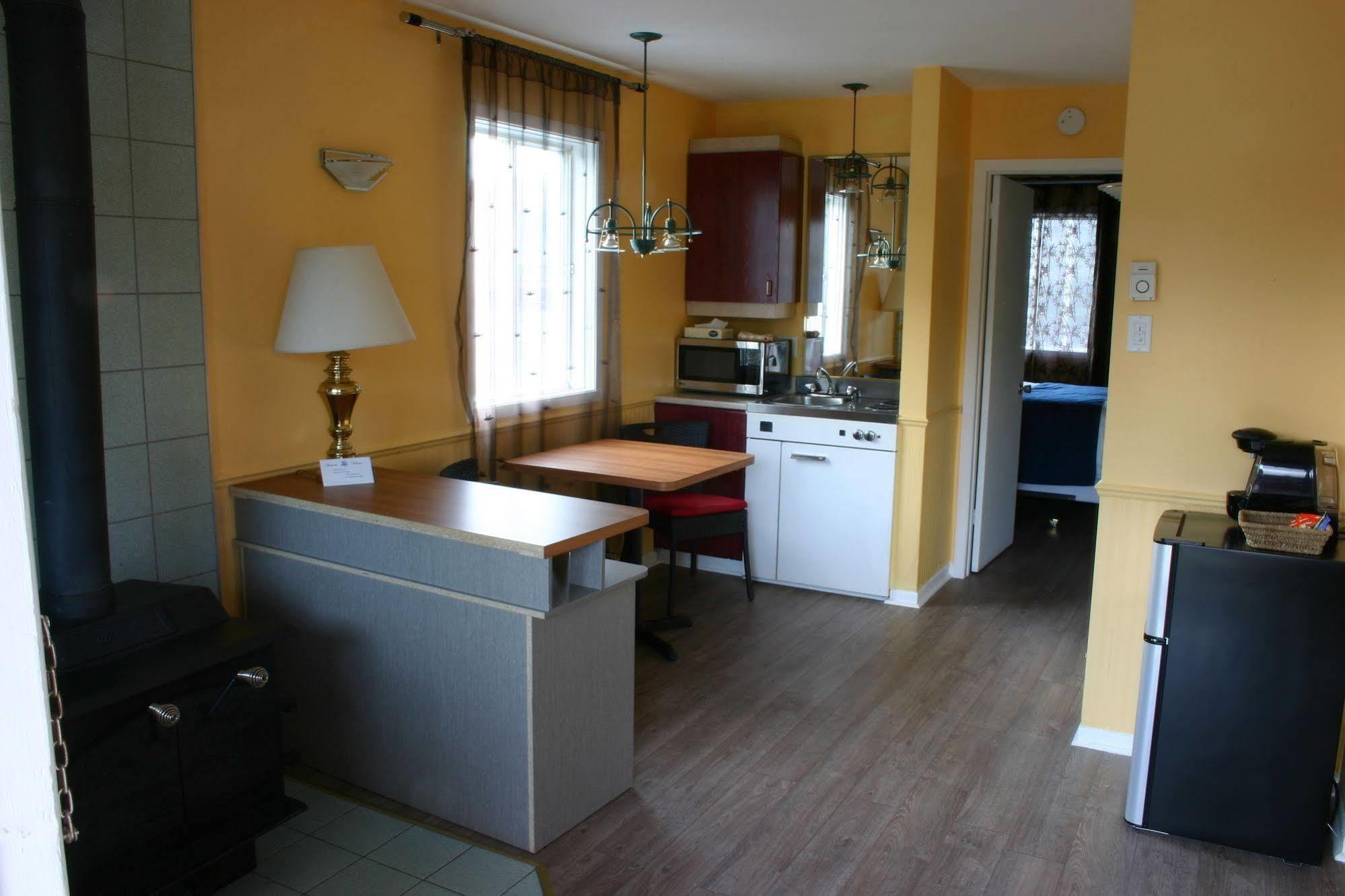 Motel Des Pentes Et Suites Saint-Sauveur Luaran gambar